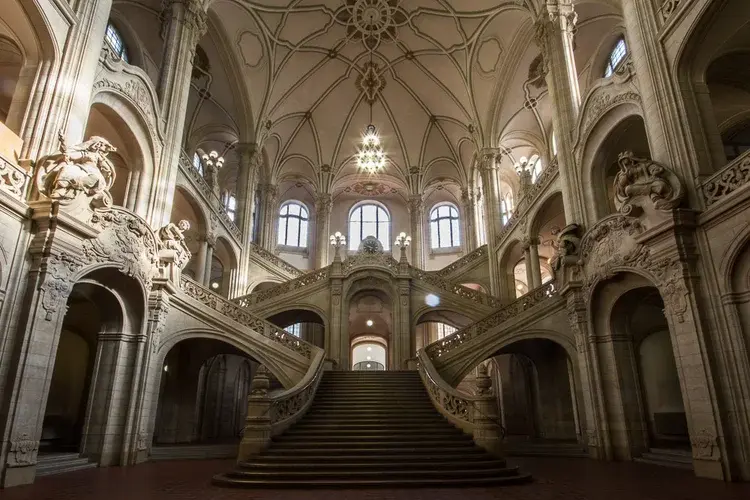 Prunkvolles Treppenhaus im Gerichtsgebäude